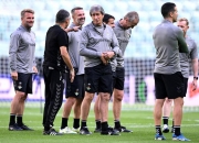 英雄联盟总决赛直播-切尔西主场击败瓦伦西亚，提升欧冠小组赛排名的简单介绍