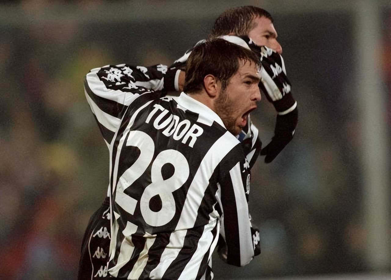 尤文图斯主帅赞扬年轻后卫的表现