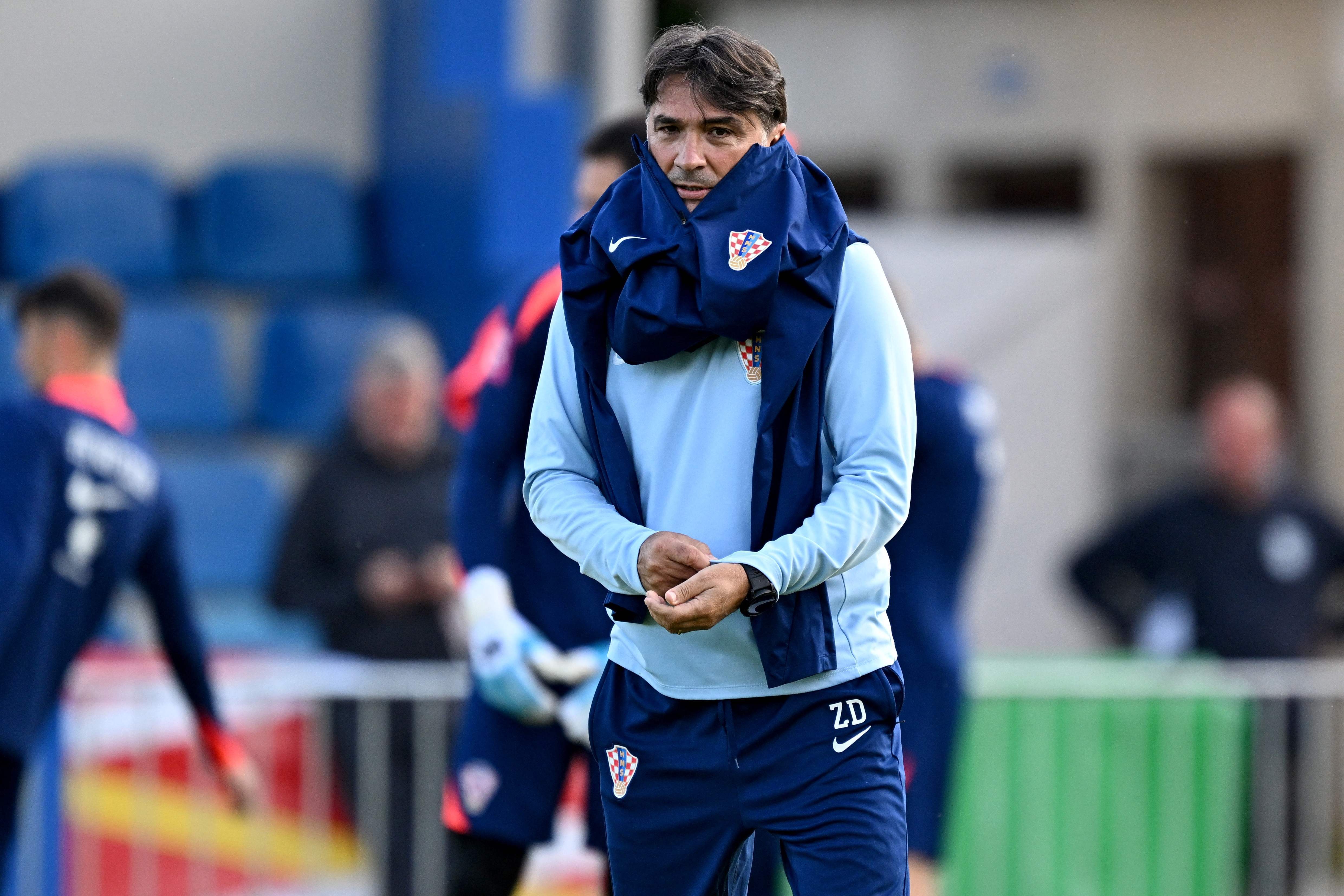 克罗地亚对意大利，双方球员调整战术准备