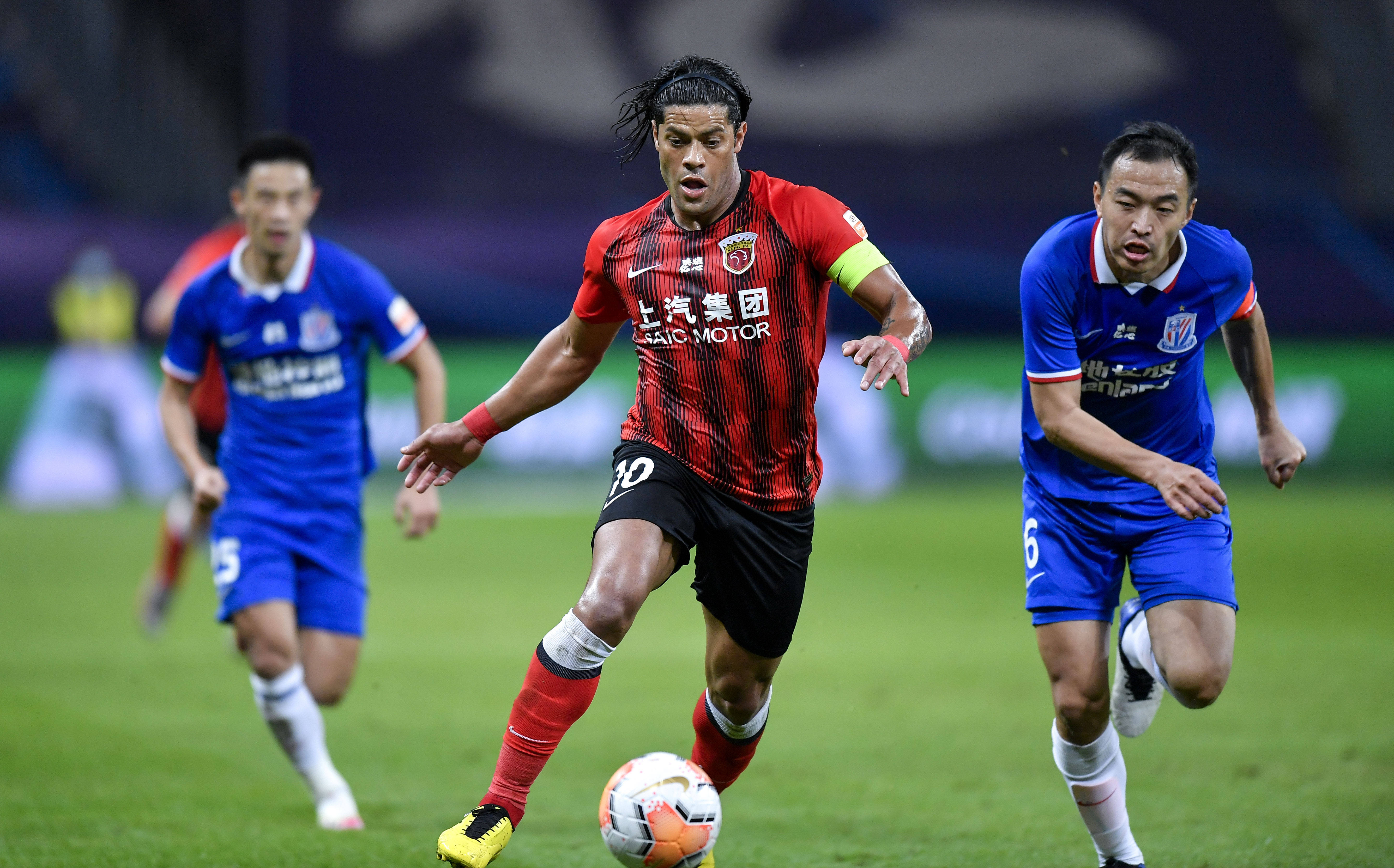 包含上海上港客场不敌大连实德，遭遇困境的词条