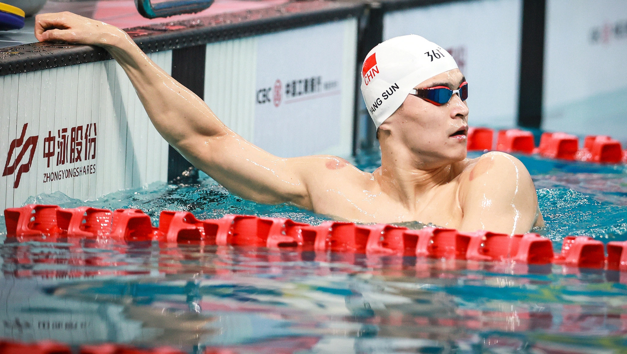 比利时代表队在游泳比赛中表现出色,夺得冠军 比利时代表队在游泳比赛中表现出色,夺得冠军