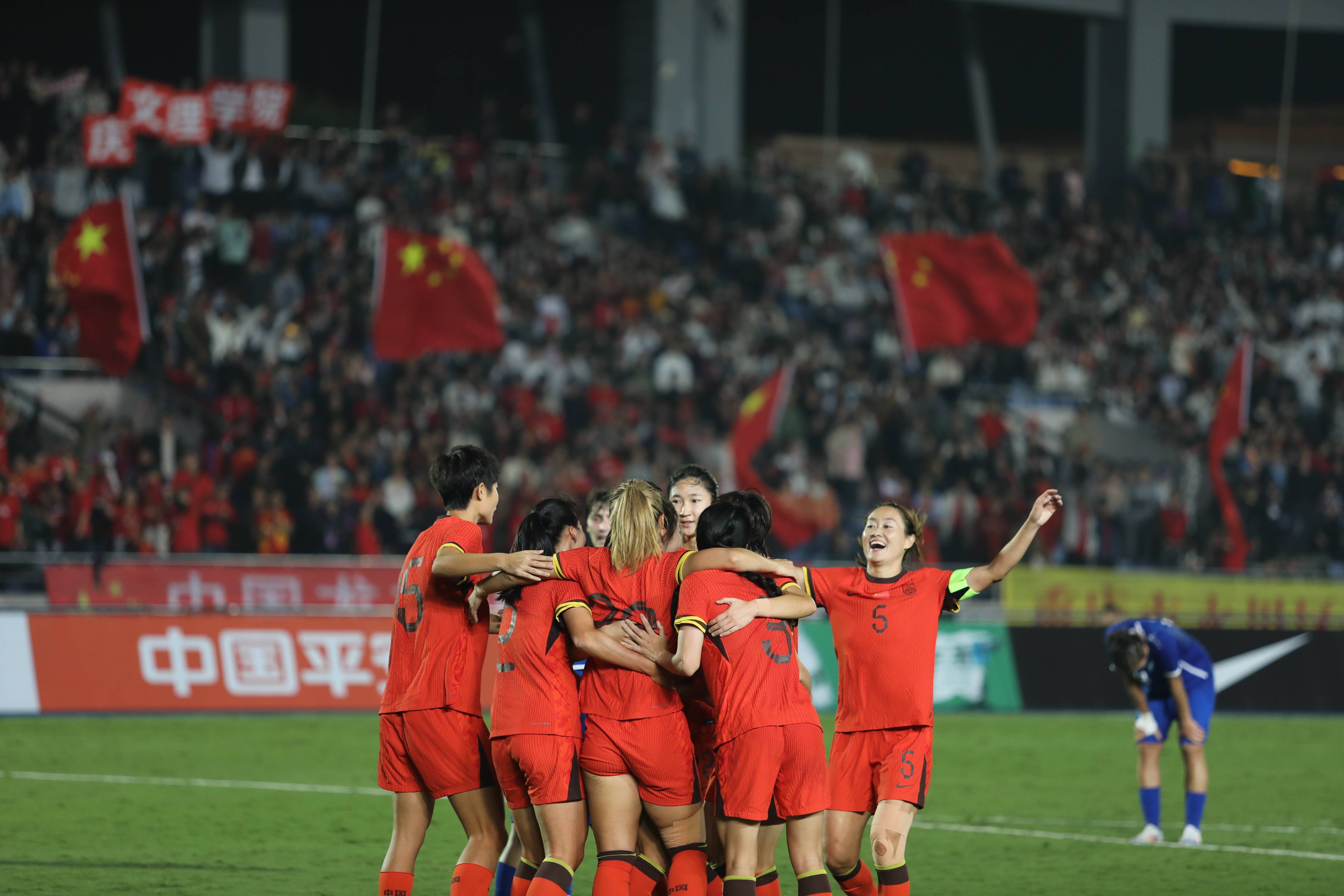 中国女足选手在国际比赛中表现出色，夺冠