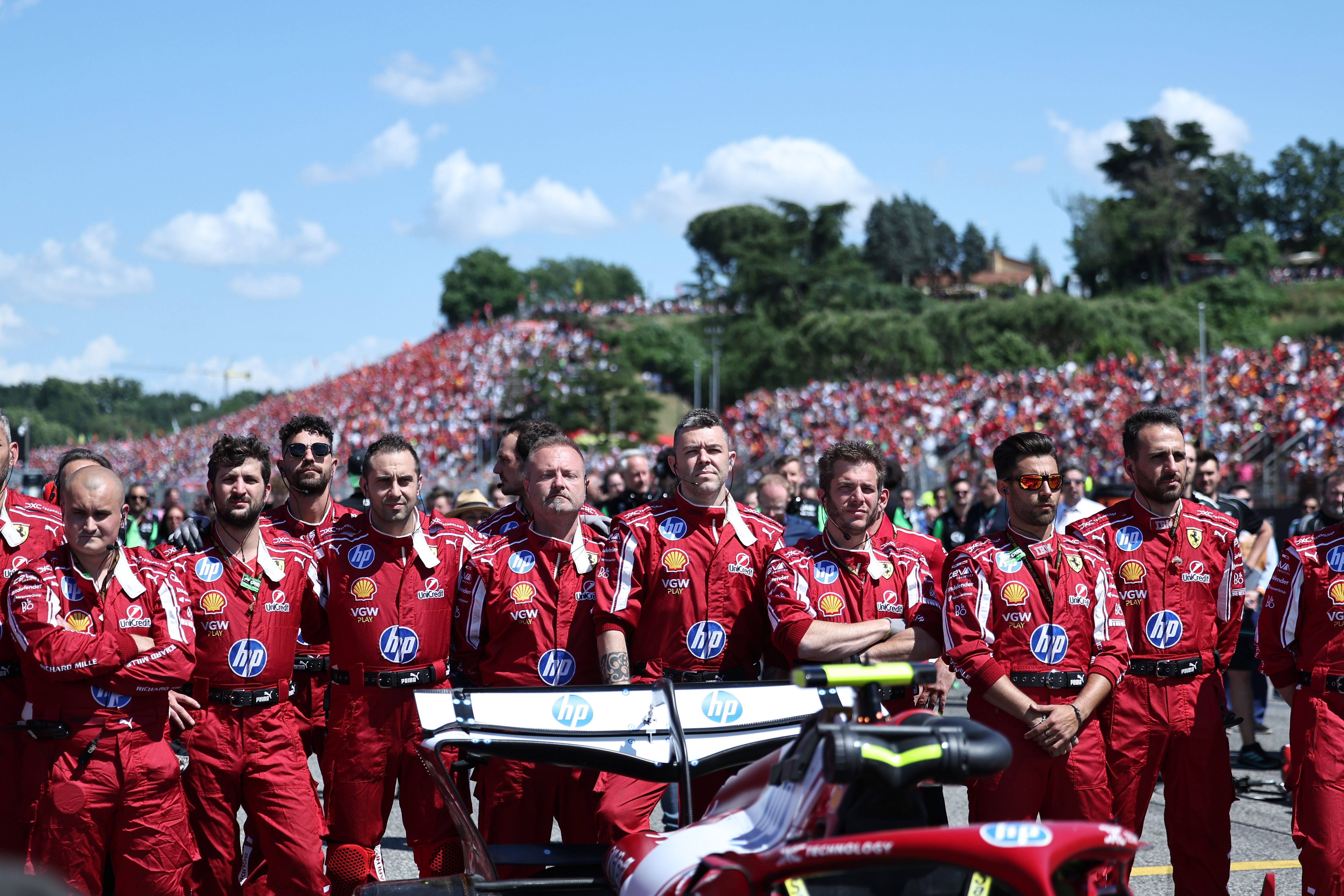 阿斯顿马丁横扫雷诺车队，维斯塔潘点燃赛场