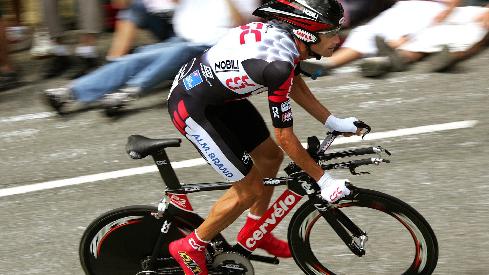 引擎低吼,冷面依旧,伦纳德在F1揭幕战之夜的无声绝杀