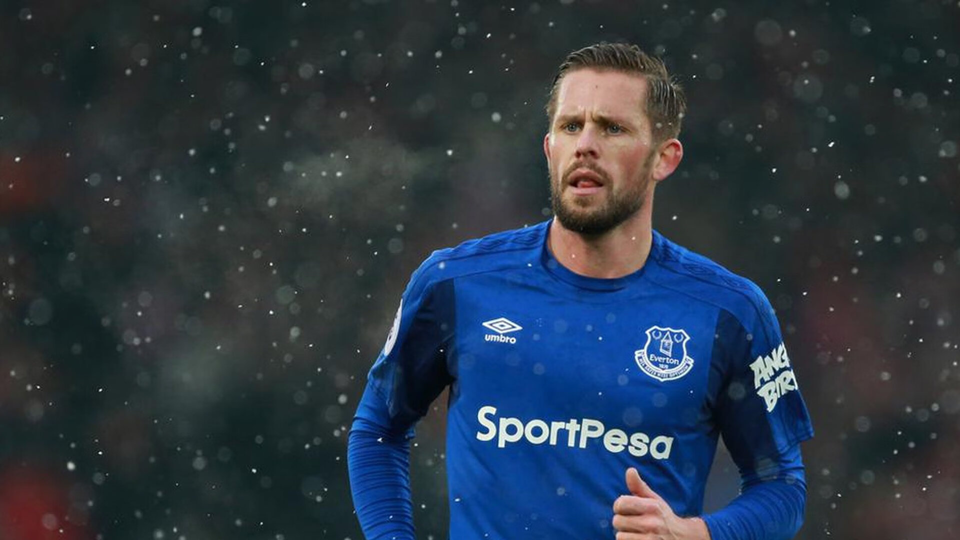 当啤酒洒满绿茵场，友谊赛中的铁血与战术